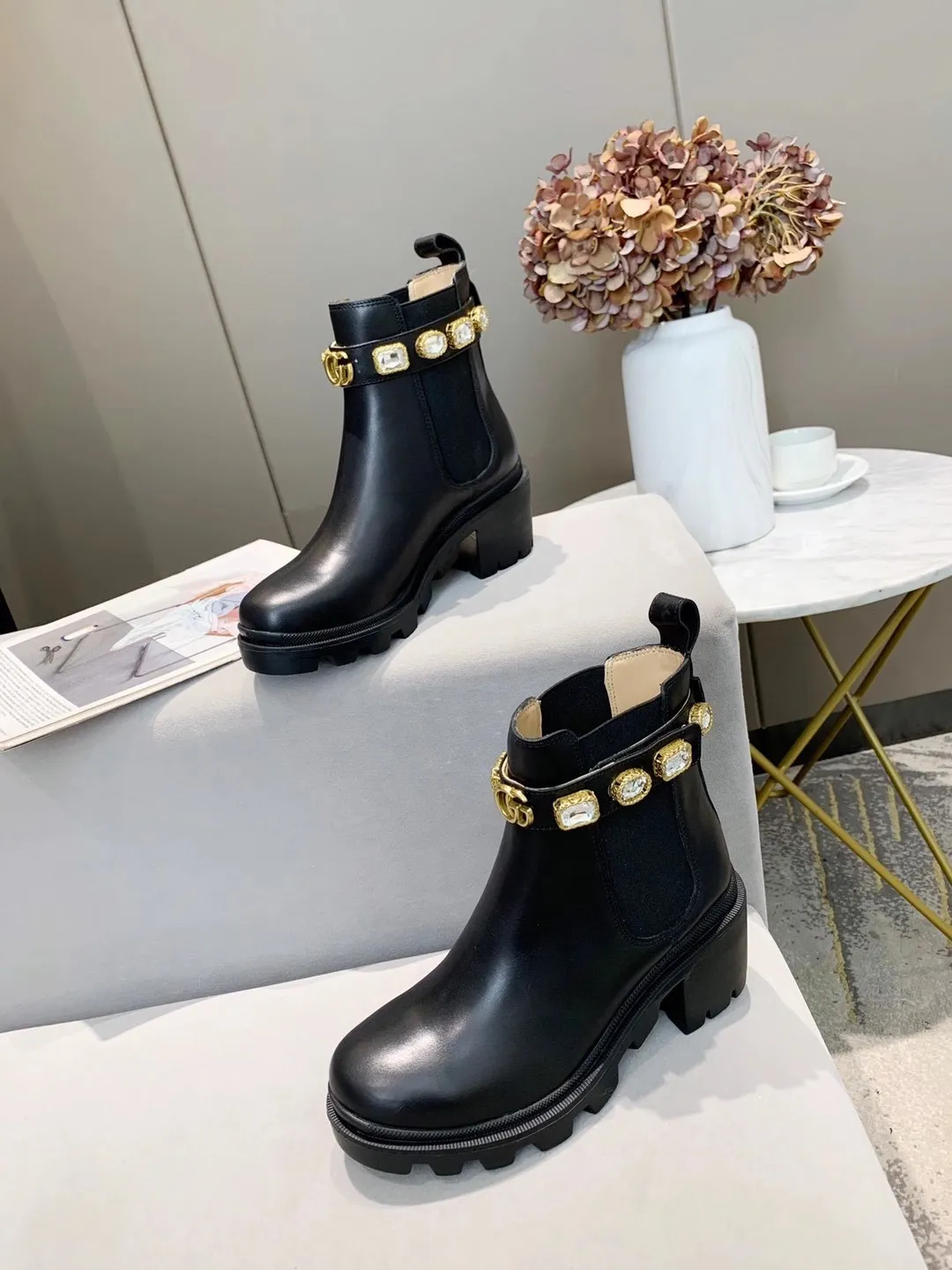 👟👟Ex-factory price 520👟👟 Cowhide new version of Gucci GUCCI hot sale✅ 6-inch ankle boots 🎉Separate edge bead layout and cowhide layout Very easy to match 👍Elastic trim on both sides makes it easy to put on and take off. It has removable brilliant crystal diamonds💎. The engraved trim wraps the crystal, which is particularly retro British style. The front is decorated with LOGO double G accessories. ✅ Heel height: 6cm Fabric: Imported cowhide 🐂 Inner lining/foot pads: upgraded cowhide 🐂 Color: black Code number: 34-40. 34 and 41 42 need to be customized Packaging: Comes with card and cloth bag.